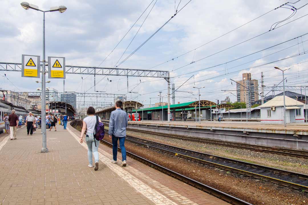 Ж/д платформа Курского вокзала, электрички до Серпухова